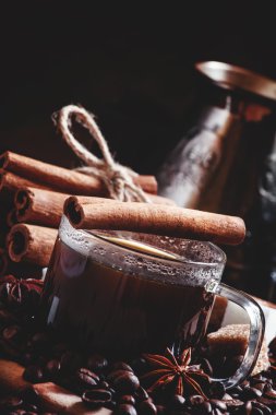 Espresso, kahve makinesi, dökülen kahve çekirdekleri, baharatlar, şeker