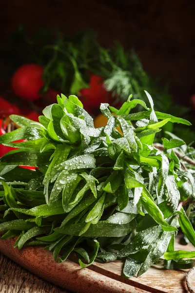 Taze yeşil tarhun, çeri domates