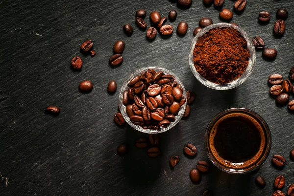 Fondo alimenticio: granos de café, café molido, espresso fresco — Foto de Stock