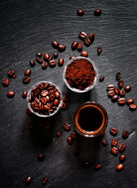 Gıda arka plan: kahve çekirdekleri, öğütülmüş kahve, taze espresso