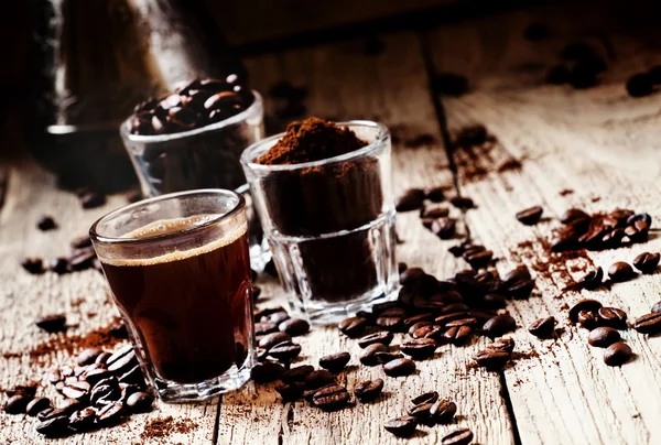 Kaffebönor, malet kaffe, espresso i ett glas — Stockfoto