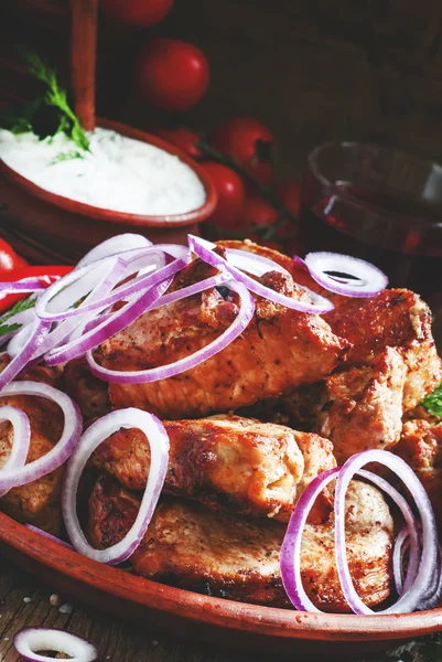 Kebab shish di maiale con vino, salsa all'aglio e spezie — Foto Stock