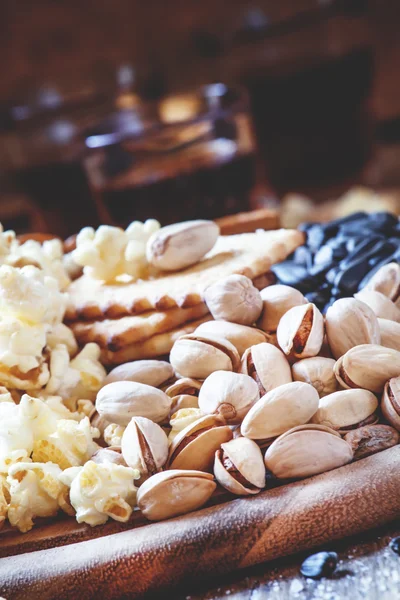 Pistacchi salati su uno sfondo di legno vintage — Foto Stock