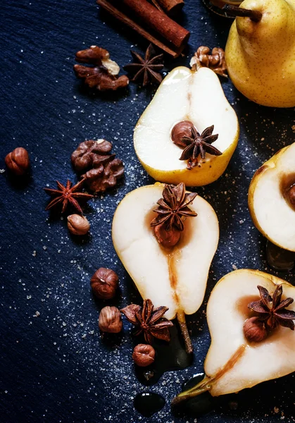 Bal ve baharatlı sarı armutlar