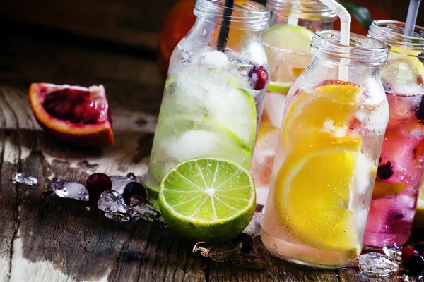 Refreshing lemonades with citrus fruits and ice — Zdjęcie stockowe