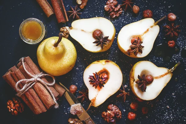 Bal ve baharatlı sarı armutlar