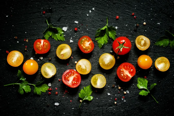 Фон питания: помидоры черри красного, желтого и оранжевого цветов — стоковое фото