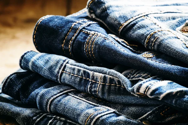 Klassische lässige blaue Jeans — Stockfoto