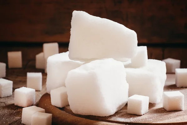 Große Stücke weißen raffinierten Zuckers — Stockfoto