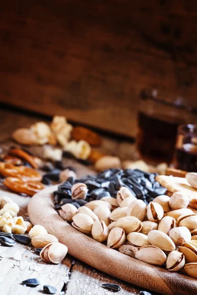 Pistachos salados sobre fondo de madera vintage —  Fotos de Stock