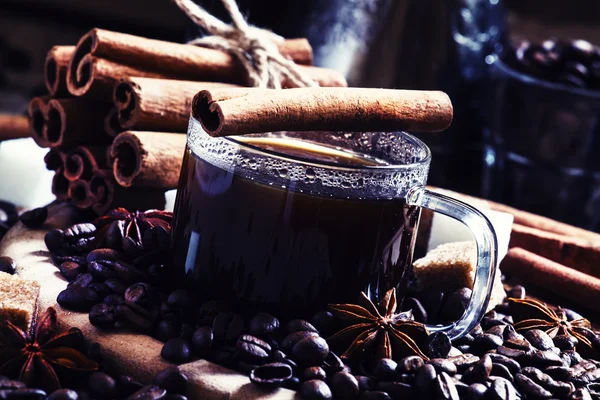 Espresso, cafetera, granos de café derramados, especias, azúcar — Foto de Stock
