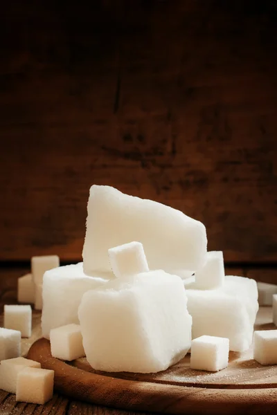 Grandes trozos de azúcar blanco refinado —  Fotos de Stock