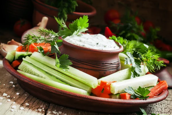 Gezonde hapjes: komkommer stokjes, selderij en wortelen met ranch dressing — Stockfoto