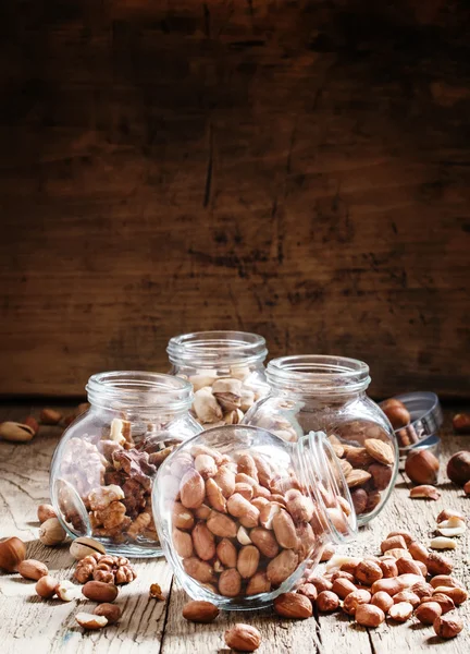 Råa jordnötter i glasburkar — Stockfoto