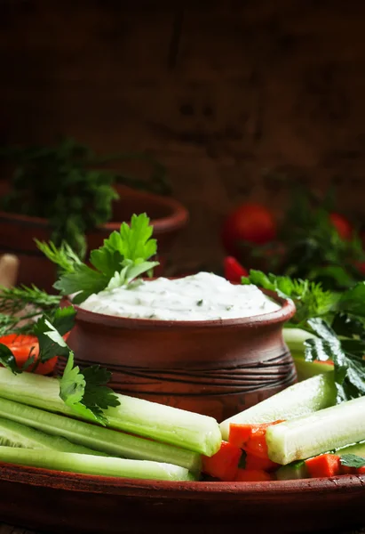 Lanches saudáveis: palitos de pepino, aipo e cenouras com molho de fazenda — Fotografia de Stock