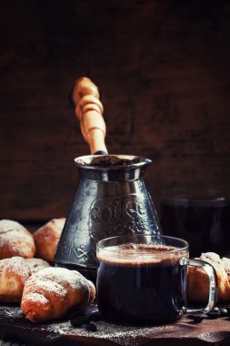 Küçük kruvasanile cam bir fincan espresso kahve
