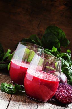 Kırmızı pancar suyu, üstleri ile taze pancar