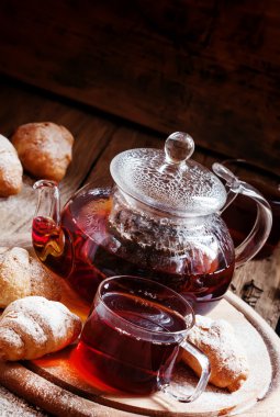 Su ısıtıcısı ile cam bardak Seylan siyah çay, taze kruvasan