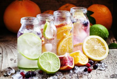 Narenciye, taze çilek ve ezilmiş buz ile Fizzy su