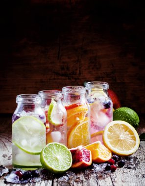 Narenciye, taze çilek ve ezilmiş buz ile Fizzy su