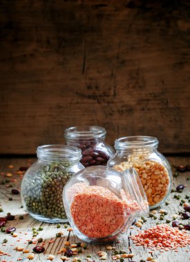 Fasulye karışımı cam, vintage ahşap arka plan