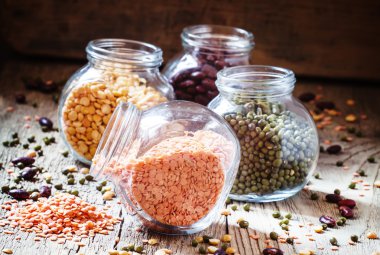 Fasulye karışımı cam, vintage ahşap arka plan