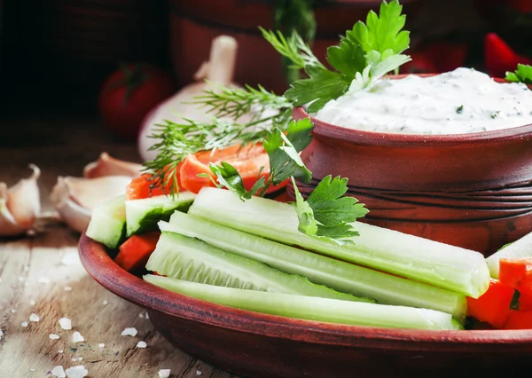 Snacks santé : bâtonnets de concombre, céleri et carottes avec vinaigrette ranch — Photo