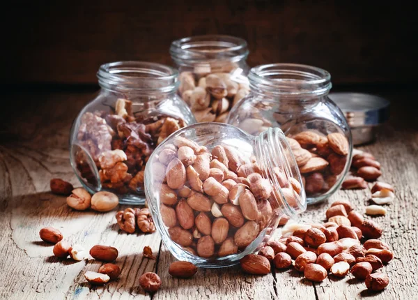 Amendoins crus em um jarros de vidro — Fotografia de Stock