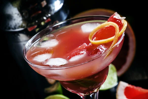 Grapefruit daiquiri, in einem Cocktailglas trinken — Stockfoto