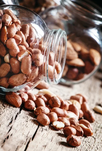 Amendoins crus em um jarros de vidro — Fotografia de Stock