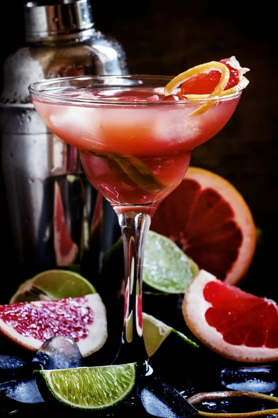 Grapefruit daiquiri, in einem Cocktailglas trinken — Stockfoto