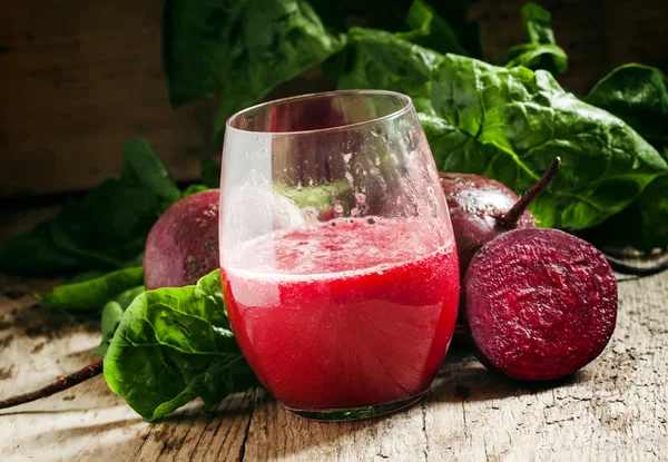 Kırmızı pancar suyu, üstleri ile taze pancar