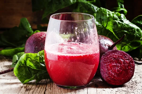 Suco de beterraba vermelha, beterraba fresca com topos — Fotografia de Stock