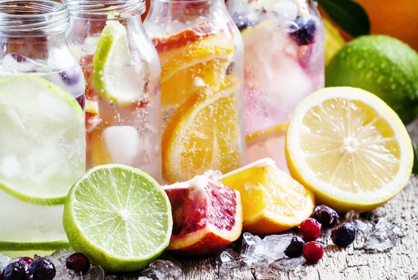 Fizzy water with citrus fruit, fresh berries and crushed ice — Stock Photo, Image