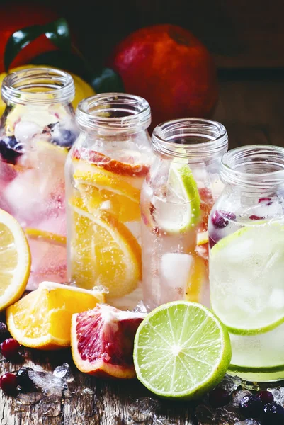 Narenciye, taze çilek ve ezilmiş buz ile Fizzy su