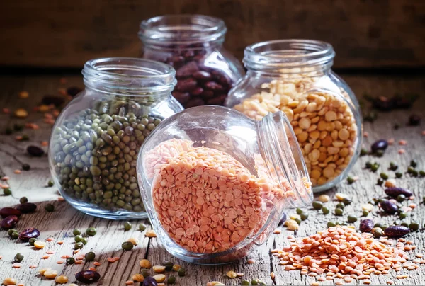 Fasulye karışımı cam, vintage ahşap arka plan