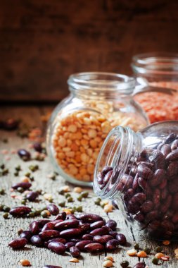 Fasulye karışımı cam, vintage ahşap arka plan