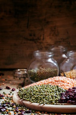 Vintage bir ahşap zemin üzerine yeşil mercimek 