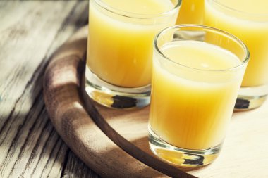 Taze sıkılmış muz suyu