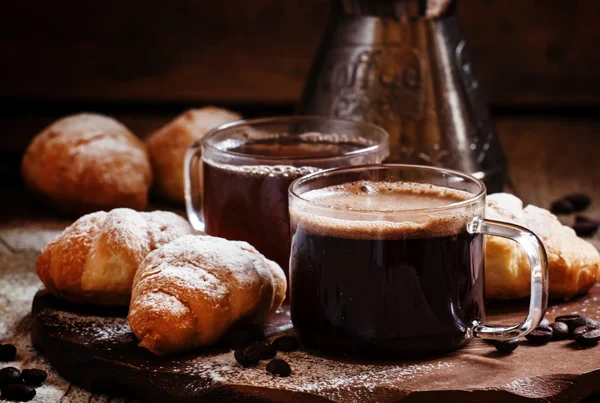 Café expresso em uma xícara de vidro com croissants pequenos — Fotografia de Stock