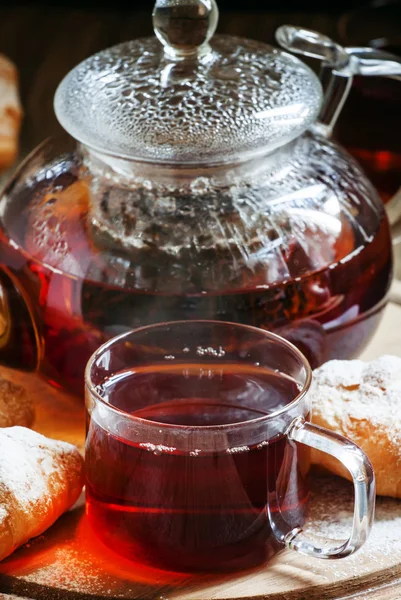Ceylon black tea in glass cups with kettle, fresh croissants — Stock Photo, Image