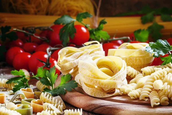 Pasta secca assortita, pomodorini e prezzemolo — Foto Stock