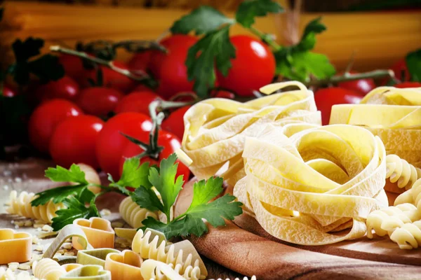 Pasta secca assortita, pomodorini e prezzemolo — Foto Stock