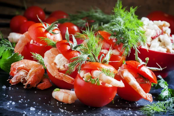 Красные помидоры с салатом из креветок — стоковое фото