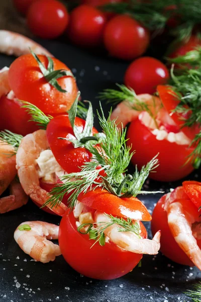 Czerwone pomidory nadziewane sałatka z krewetek — Zdjęcie stockowe