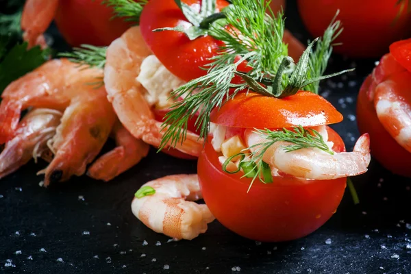 Röda tomater fyllda med räkor sallad — Stockfoto