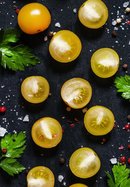 Їжа на фоні нарізаних жовтих помідорів вишня — стокове фото