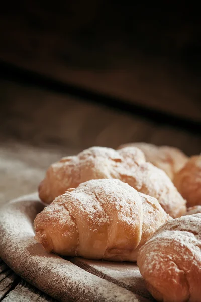Croissants frescos, polvilhados com açúcar em pó — Fotografia de Stock