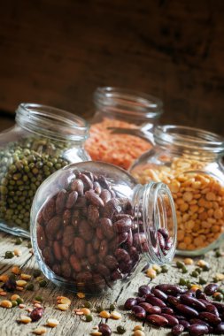 Fasulye karışımı cam, vintage ahşap arka plan