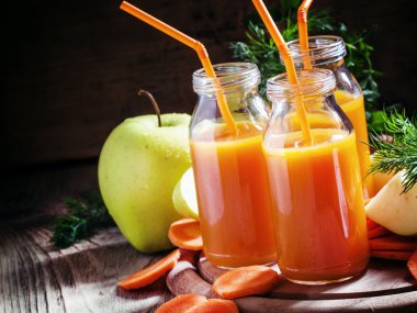 Havuç elma yüzlü cam şişelerde